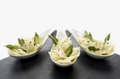 Bouchées de ravioles à l'emmental, crème d'asperges et sel aux truffes
