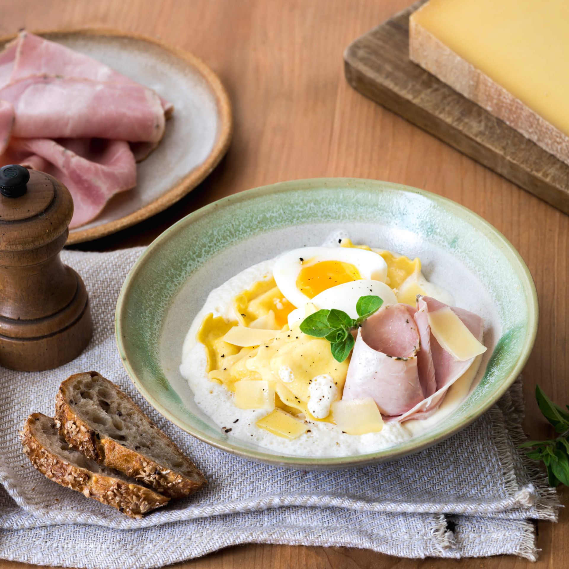 pates-fraiches-comte-aop-oeufs-mollet-sauce-muscade-copeaux-comte