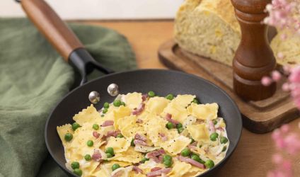 raviolines-chevre-affine-lardons-petits-pois-one-pan