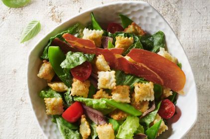 Ravioles aux basilic poele salade croquante chips de jambon