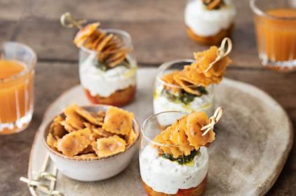 Verrines aux poivrons, fromage de chèvre et ravioles à poêler tomates mozzarelle.
