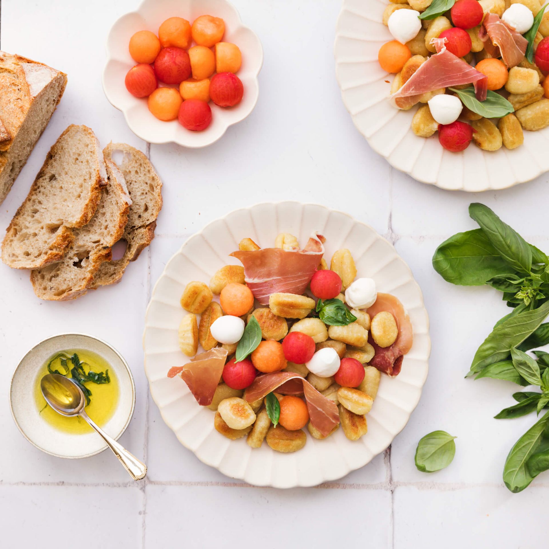 gno-gnocchi-de-pommes-de-terre-en-salade-melon-tomates-cerises-mozarella-et-jambon-cru-zoom