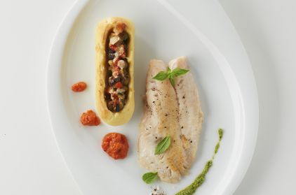 filet-de-daurade-sauce-au-pesto-et-poivron-rouge-et-quenelles-farcies-a-la-ratatouille