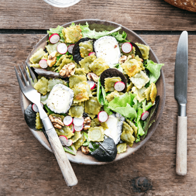 salade-de-jeunes-pousses-ravioles-a-poeler-au-fromage-frais-et-basilic