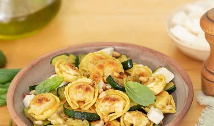 cappelletti-a-poeler-basilic-mozzarelle-en-poelee-de-courgettes-et-mozzarella