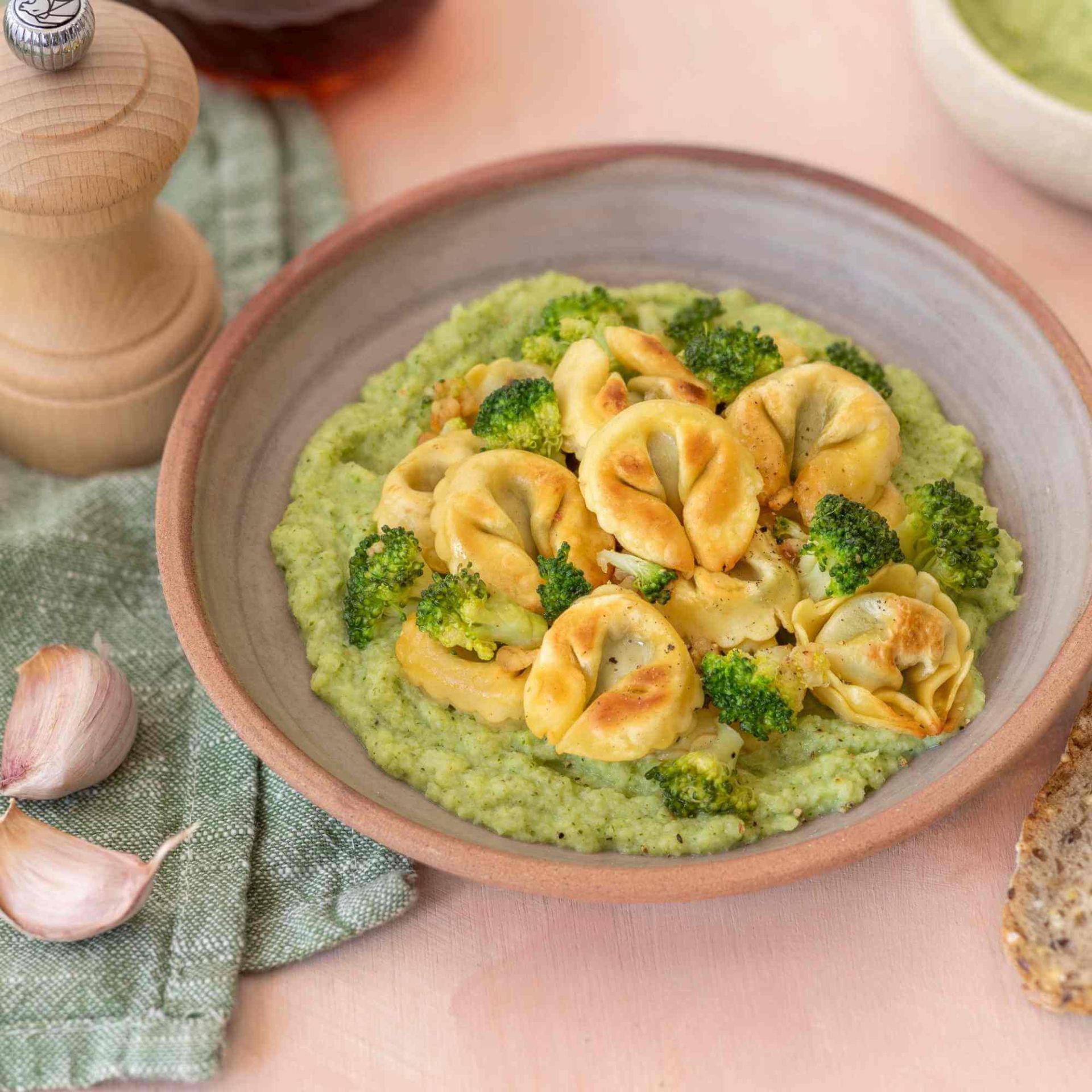 cappelletti-a-poeler-basilic-mozzarella-creme-de-brocolis