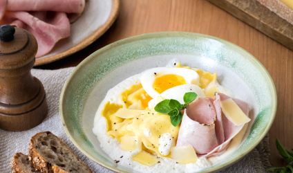 pates-fraiches-comte-aop-oeufs-mollet-sauce-muscade-copeaux-comte
