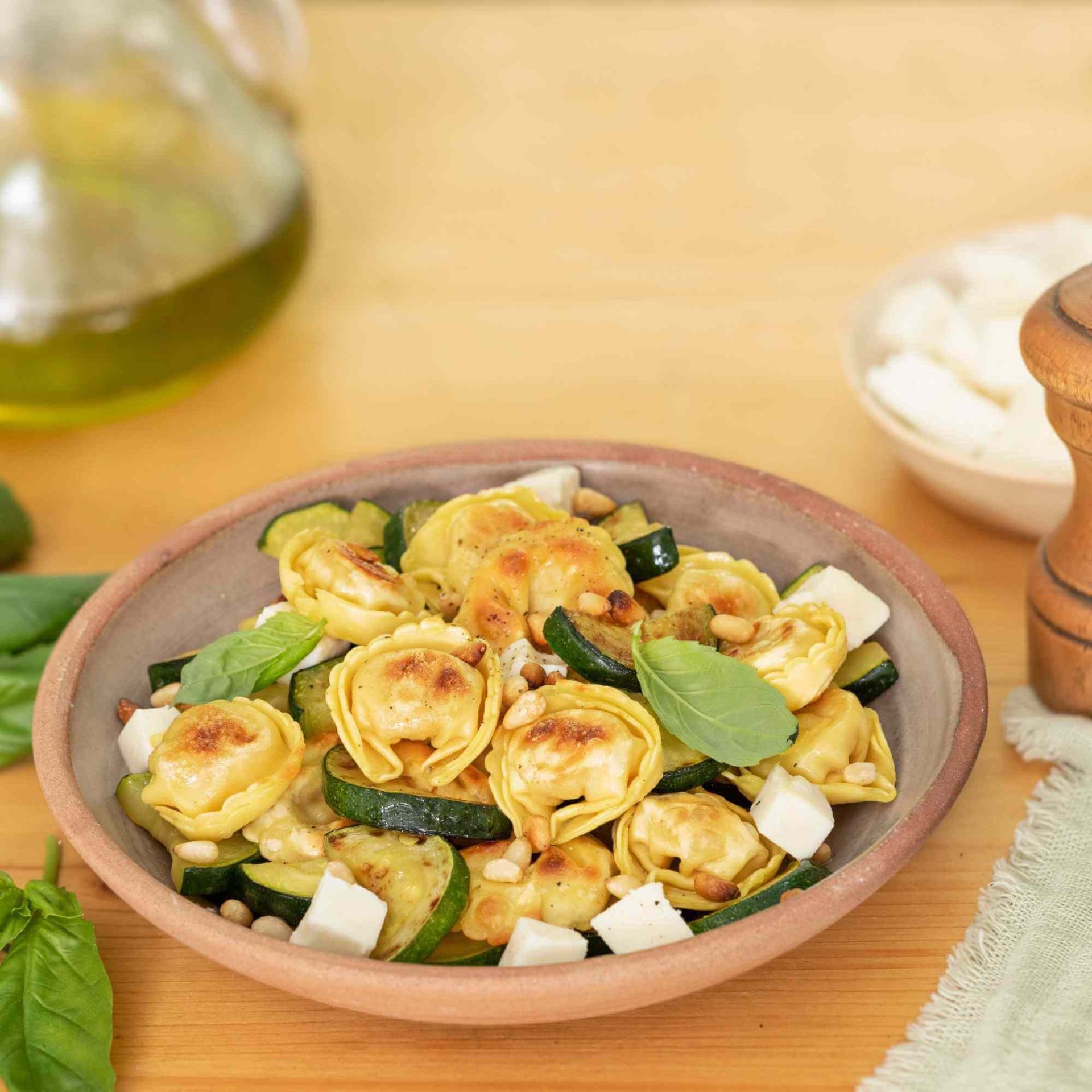 cappelletti-a-poeler-basilic-mozzarelle-en-poelee-de-courgettes-et-mozzarella