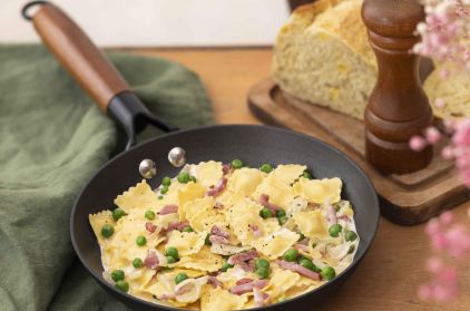raviolines-chevre-affine-lardons-petits-pois-one-pan