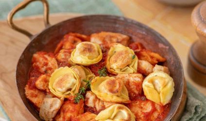 cappeletti-a-poeler-poivrons-en-poulet-basquaise