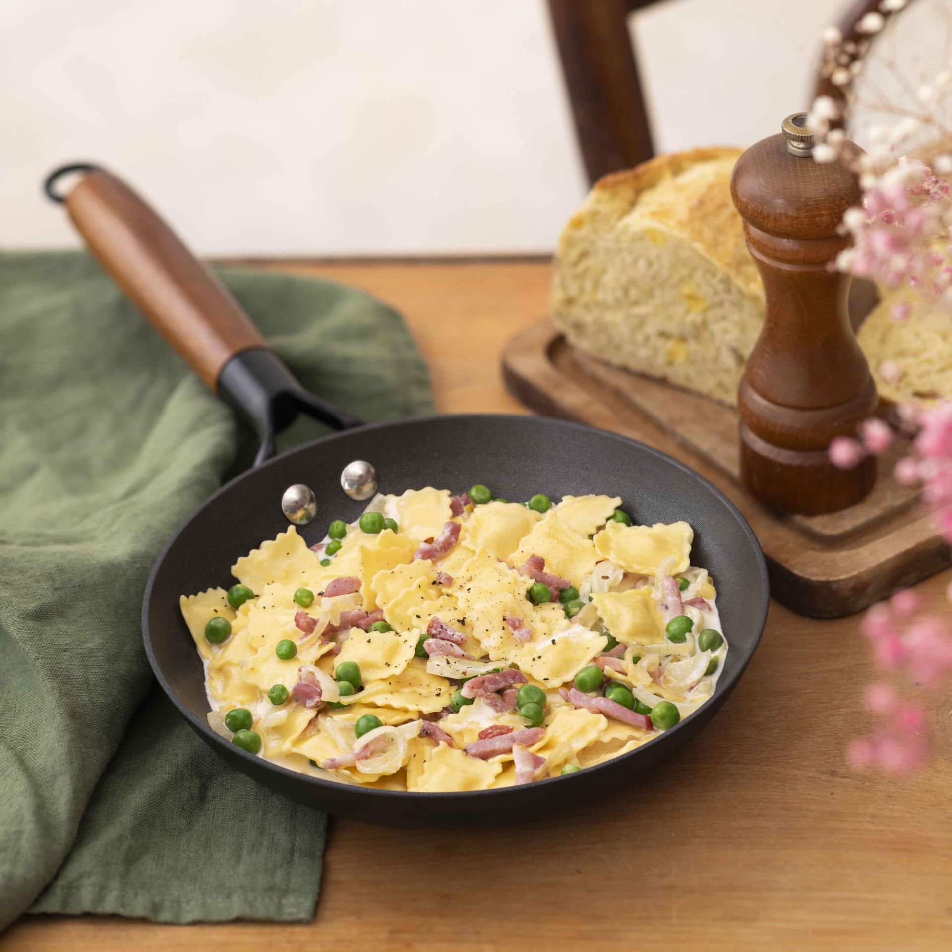 raviolines-chevre-affine-lardons-petits-pois-one-pan