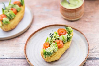 quenelles-revisitees-facon-eclaire-guacamole-et-truite-fumee