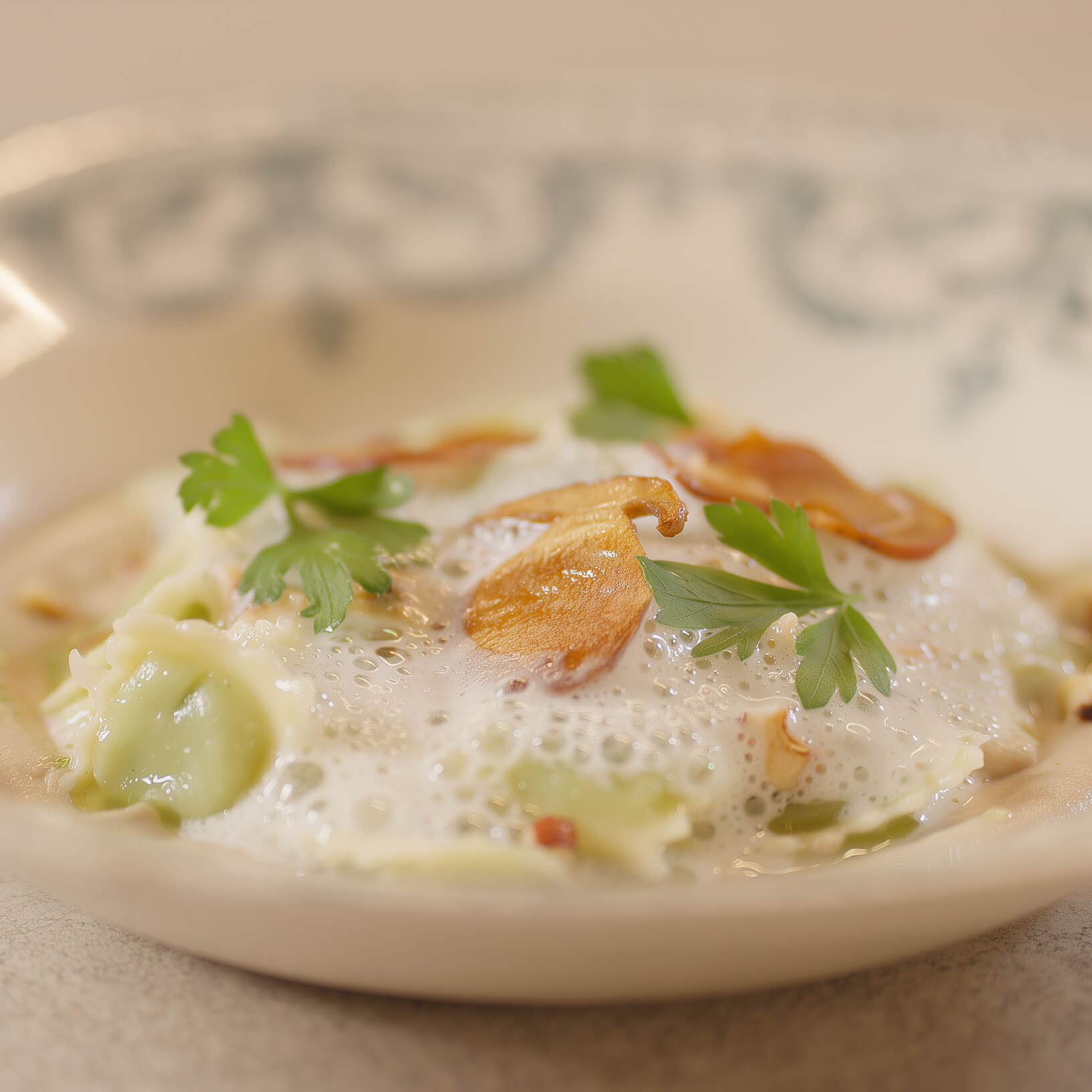 ravioles-pochees-aux-cepes-et-nuage-de-beaufort